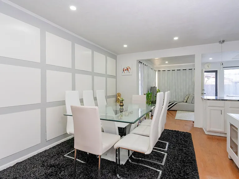 1620 W Northgate Dr — Photo 4
