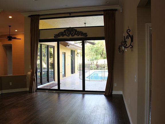 Living area with view to Pool
