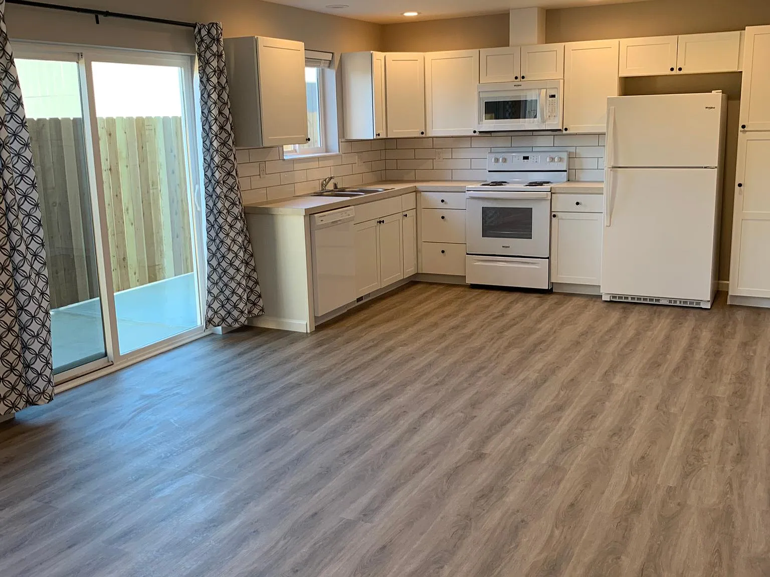 3 bed, 2.5 bath, 1450 sqft, $1,800 — Photo 4