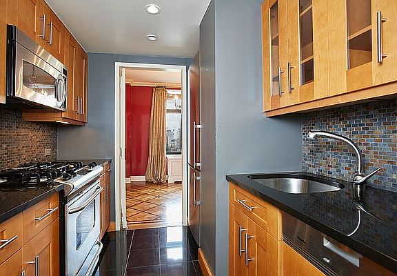 4th image of 188 E 70th St APT 21B