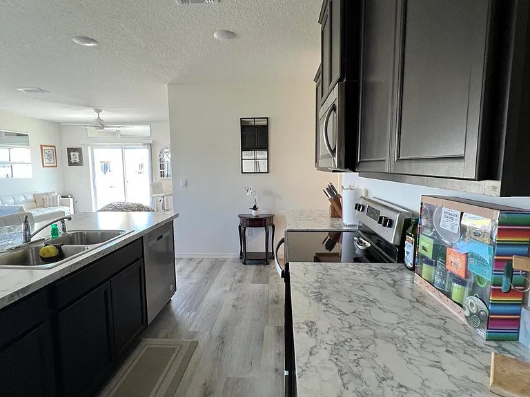 976 Trinity St — Photo 6