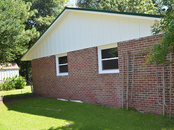 4th image of 211 Sprucewood Dr