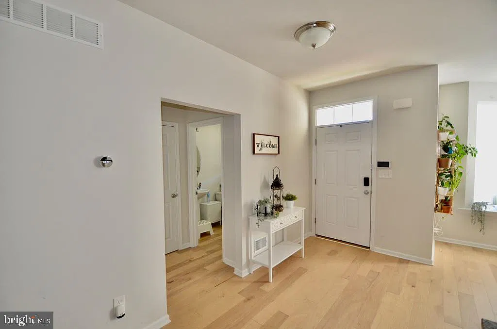 3 bed, 3.5 bath, 2760 sqft, $3,250 — Photo 2
