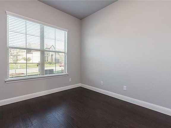 3rd image of 3033 Bear Creek Pkwy