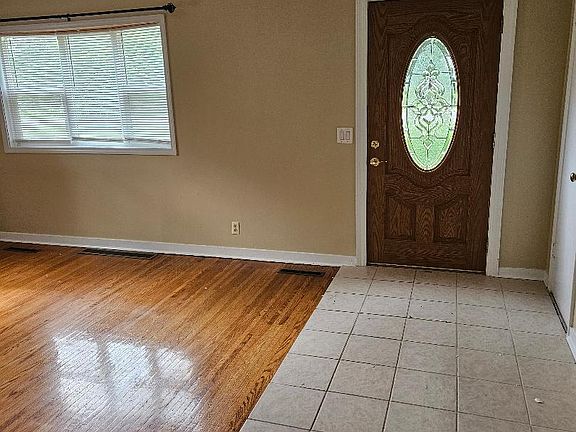 3rd image of 207 Chambers St