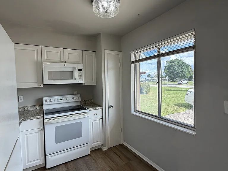 1920 W Lakeview Blvd #4 — Photo 4