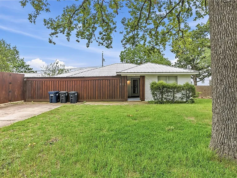 906 Gilchrist Ave — Photo 3