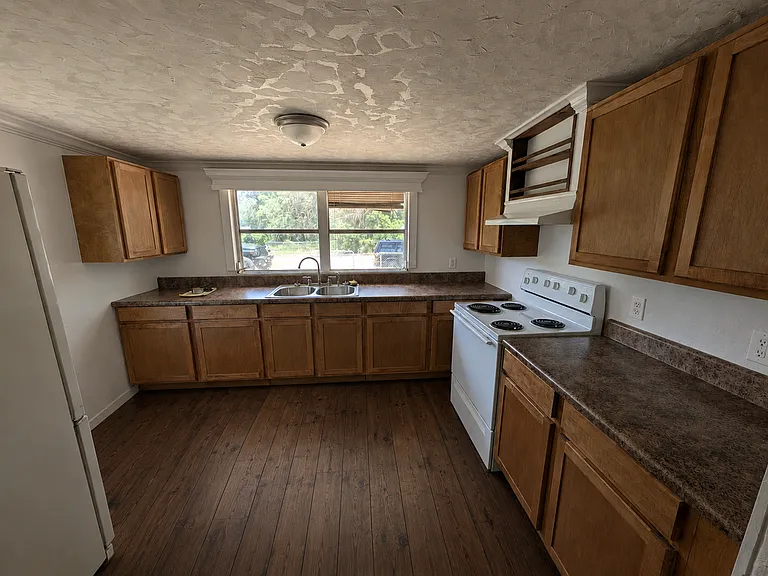18550 SE 24th Pl — Photo 4