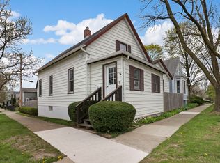889 N McKinley Rd, Lake Forest, IL 60045