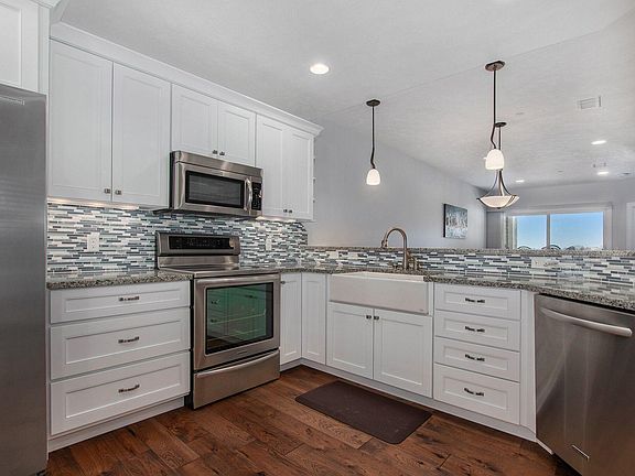 4th image of 256 Lakeside Dr