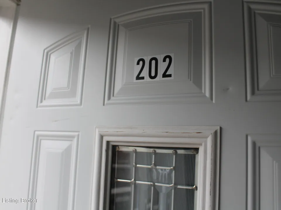 950 S Floyd St #202
