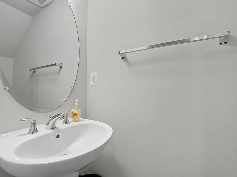 707 Thomas Ln #A — Photo 12