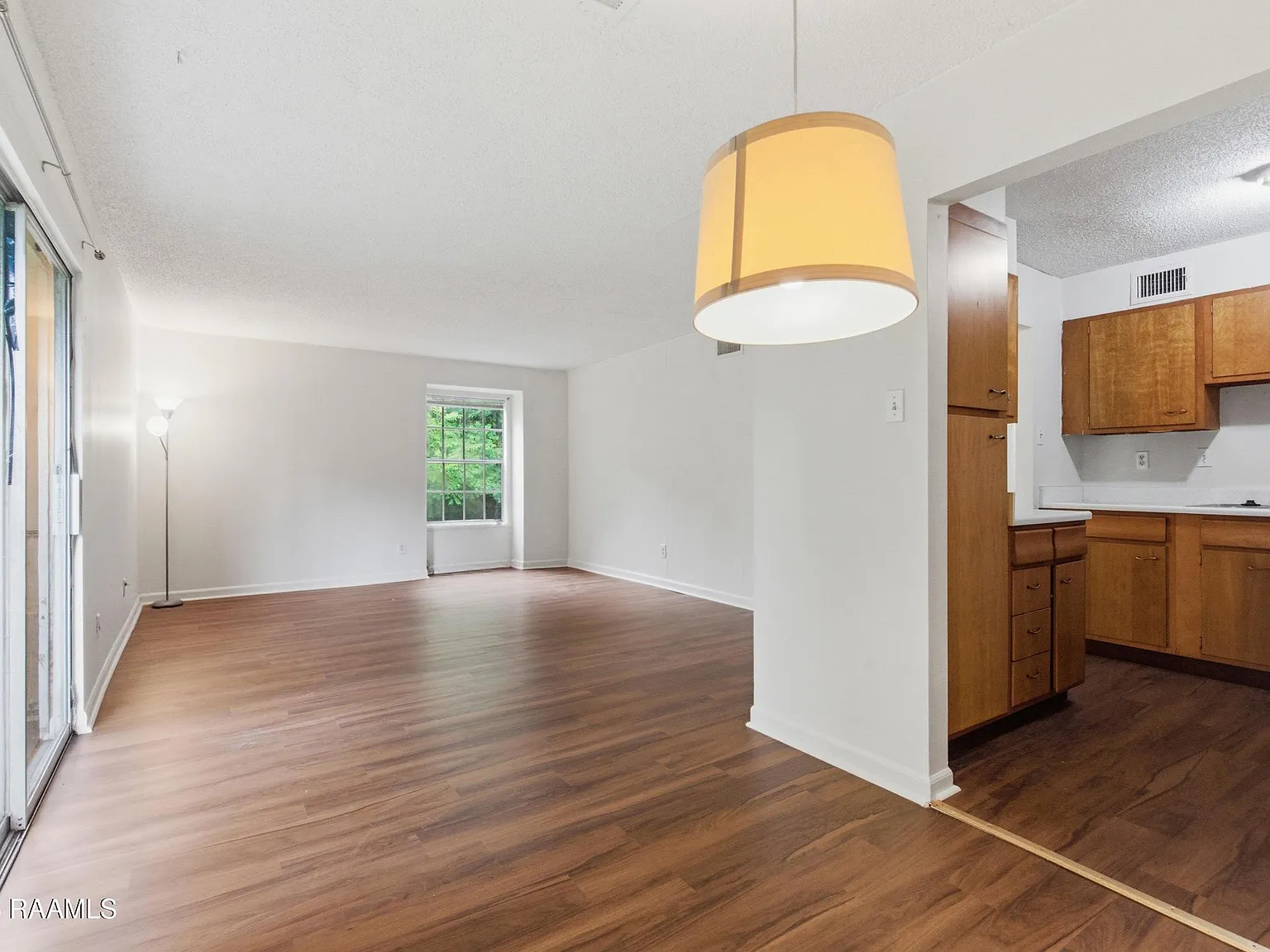 2 bed, 1.0 bath, 950 sqft, $1,000 — Photo 2
