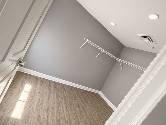 2nd image of 945 Kenmore Ave #204