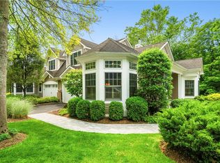 11 Glassbury Ct, Mount Kisco, NY 10549