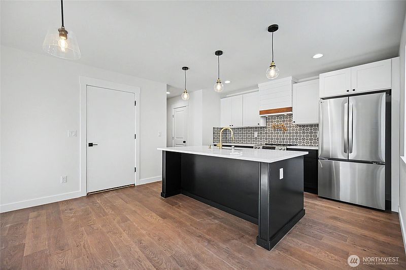 4th image of 5610 Rockefeller Avenue #2