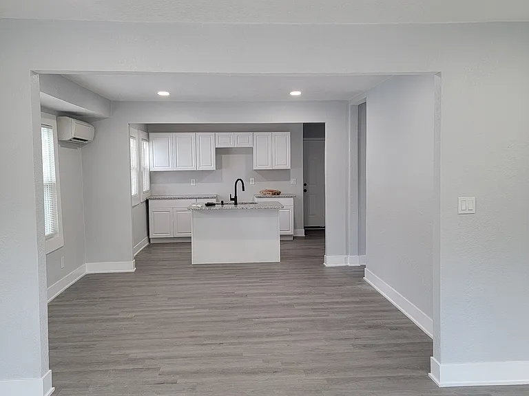 325 Van Brunt Blvd — Photo 2