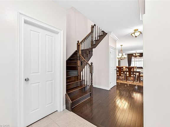 4th image of 182 Irwin Ave