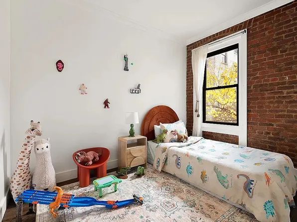 21-06 35th St #3E, Astoria, NY 11105