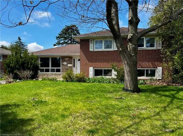 2075 Seabrook Dr, Oakville, ON L6L 2T8