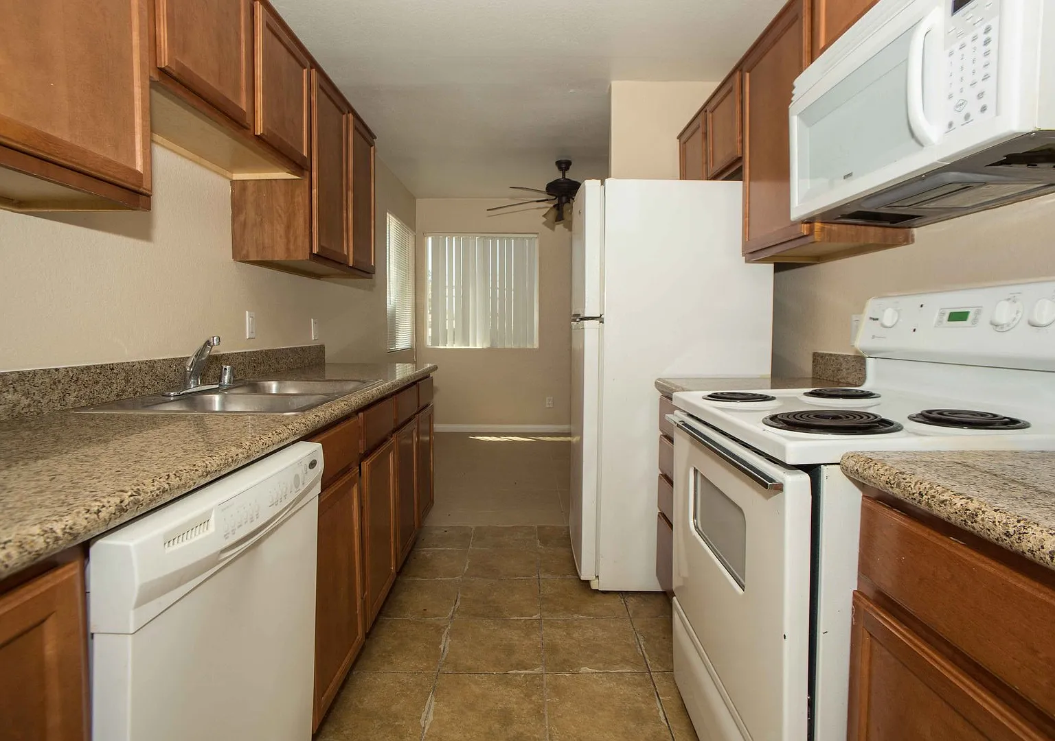 Dazzling 2 Bedroom 2 Bathroom Condo! Call Today! — Photo 3