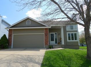 718 NW 42nd St, Blue Springs, MO 64015