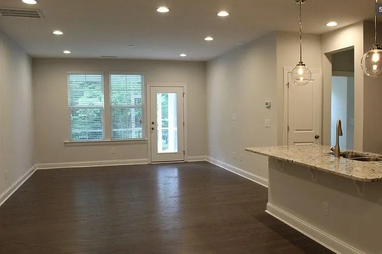 1041 Lakebrink Dr — Photo 4