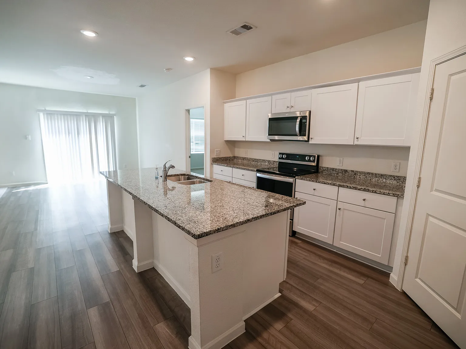 3 bed, 1882 sqft, $2,400 — Photo 2