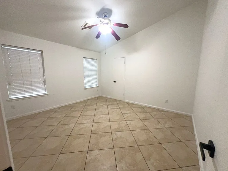 810 Chance Ln — Photo 7
