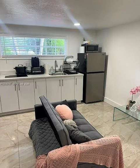 211 SW 71st Ave — Photo 3