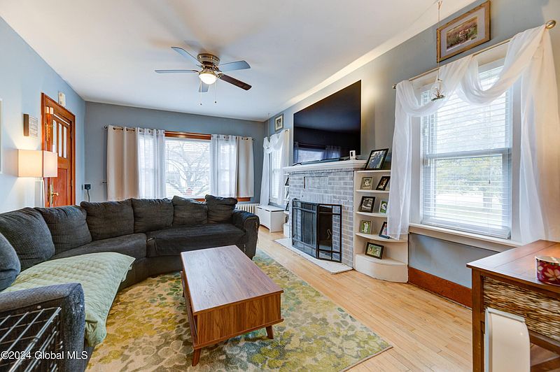 4th image of 404 Walnut Street