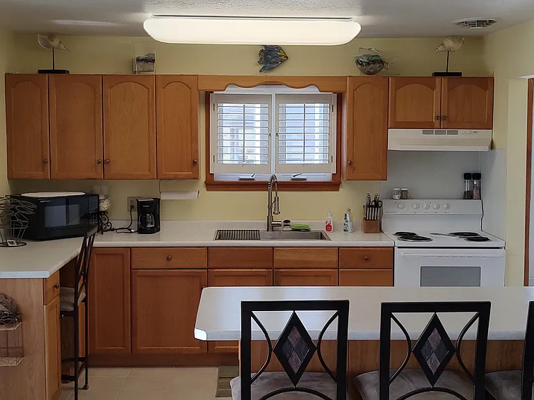 208 E Bayview Dr — Photo 10