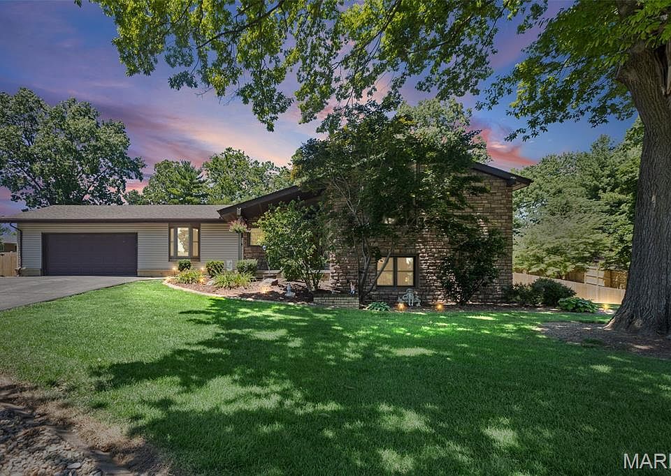 1st image of 40 Orchard Hill Dr