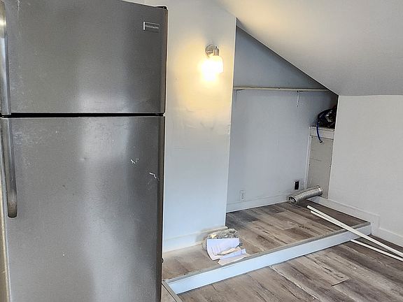 4th image of 42 Wainscott Ave #3