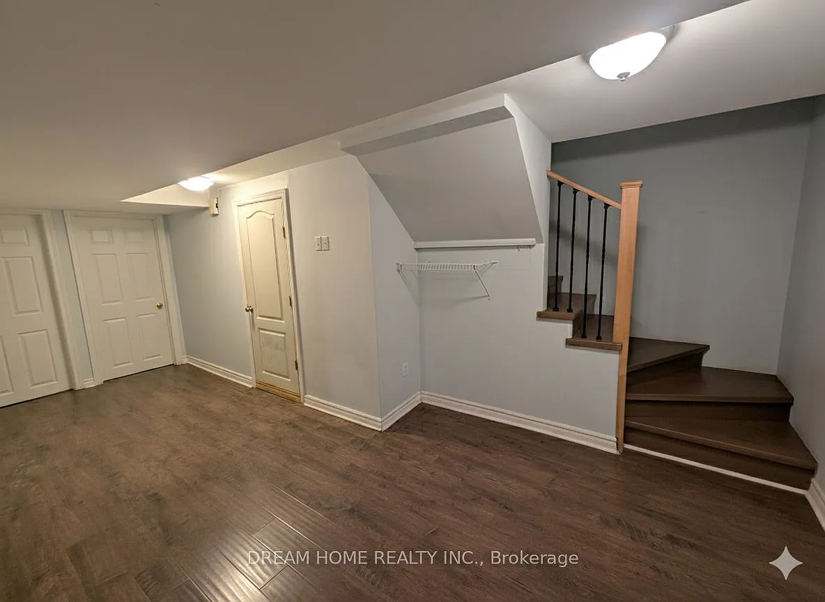 Building Photo - 28 Carl Cres #BASEMENT