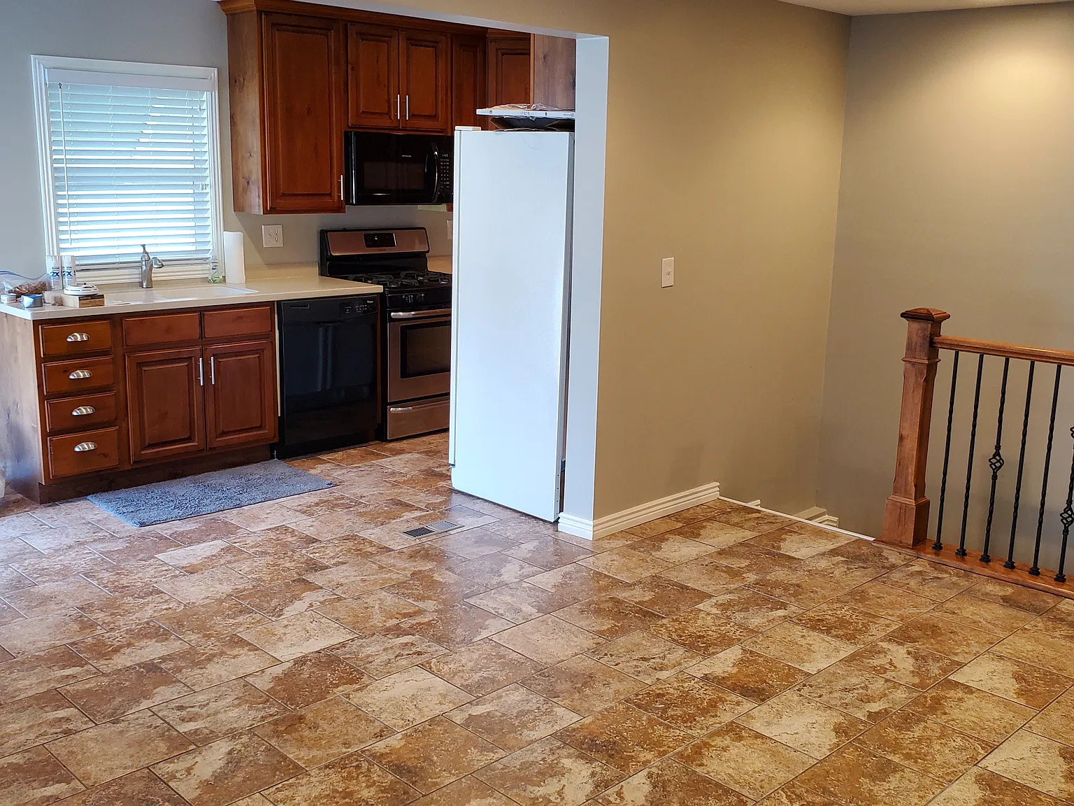 3 bed, 2320 sqft, $2,300 — Photo 2