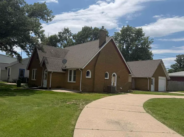 228 E 1st St, Russell, KS 67665