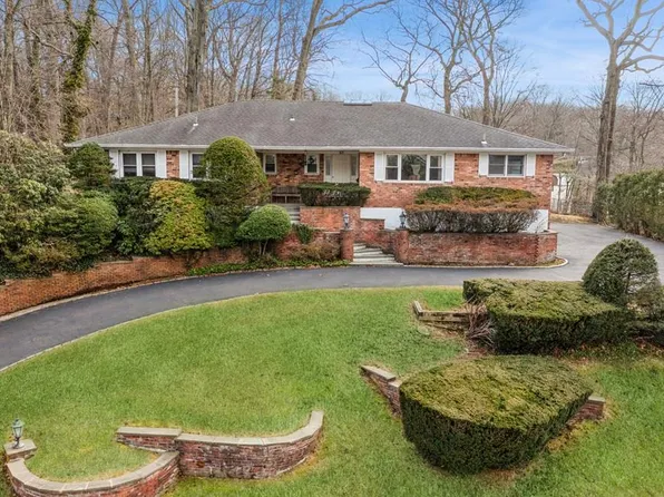 65 Finch Drive, East Hills, NY 11576