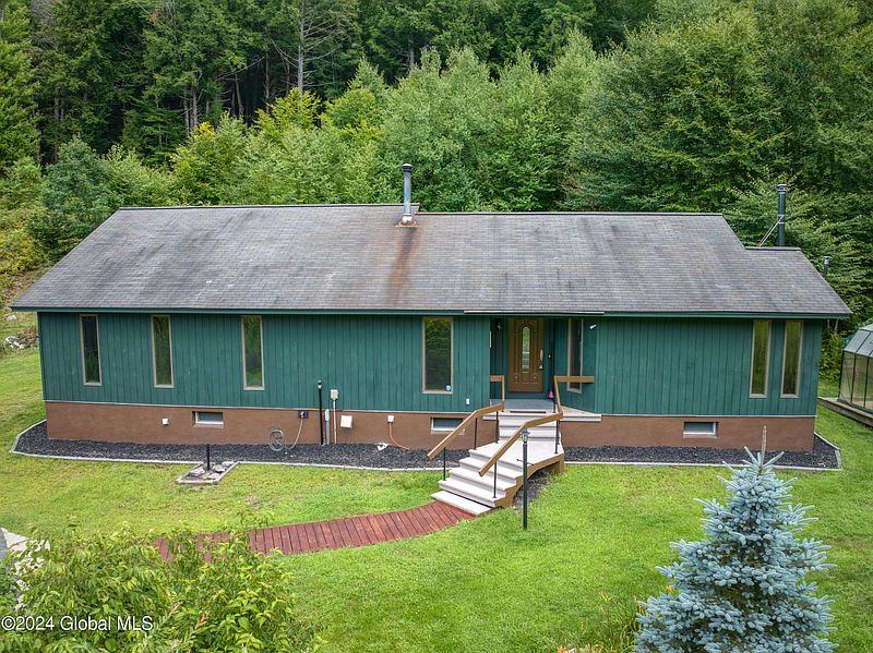 3rd image of 380 Valentine Pond Road