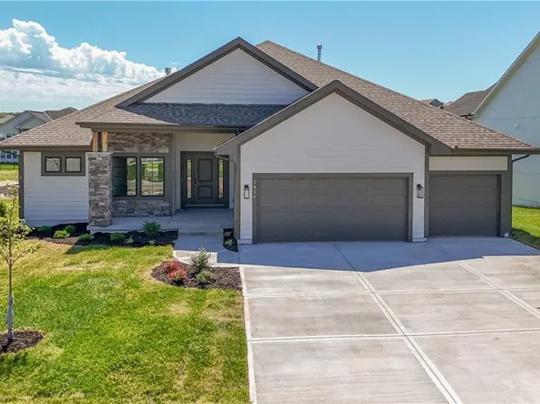 5854 McCormick Dr, Shawnee, KS 66226