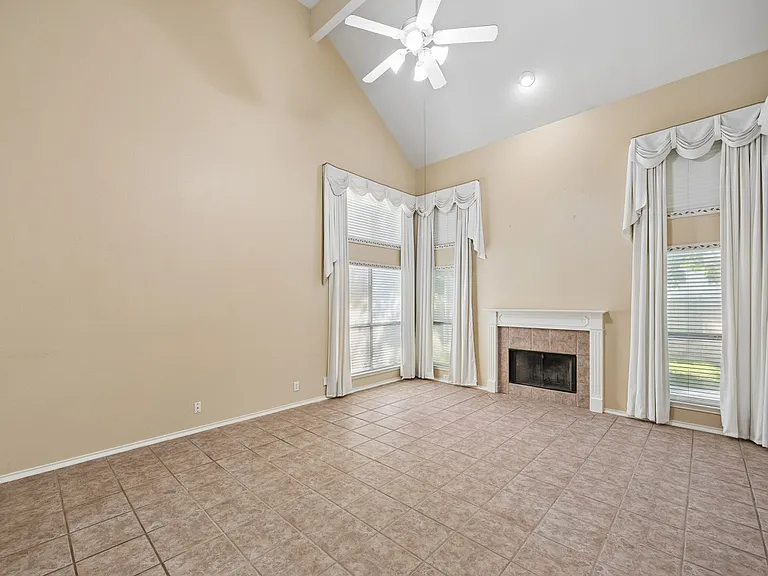 121 Ozuna Dr — Photo 3