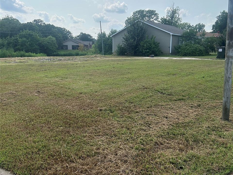 2nd image of 140 Greenbriar Cir