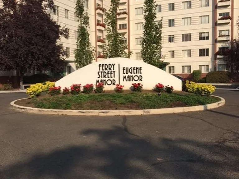 Eugene Manor Apartments — Photo 2