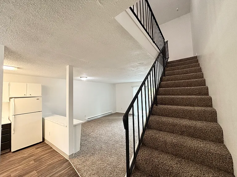 1200 E Powell Blvd #10 — Photo 3