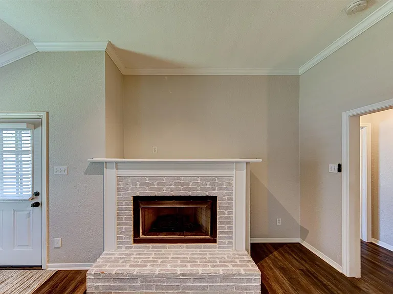 402 Live Oak Ln — Photo 8