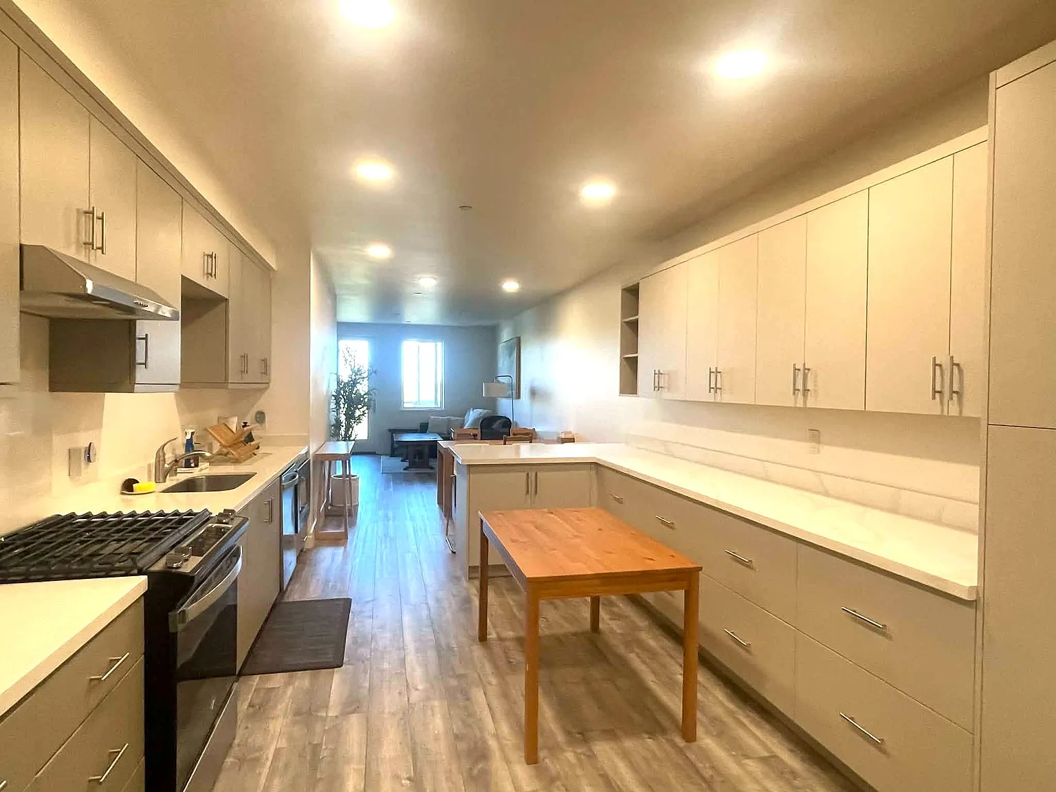 1 bed, 865 sqft, $2,950 — Photo 1