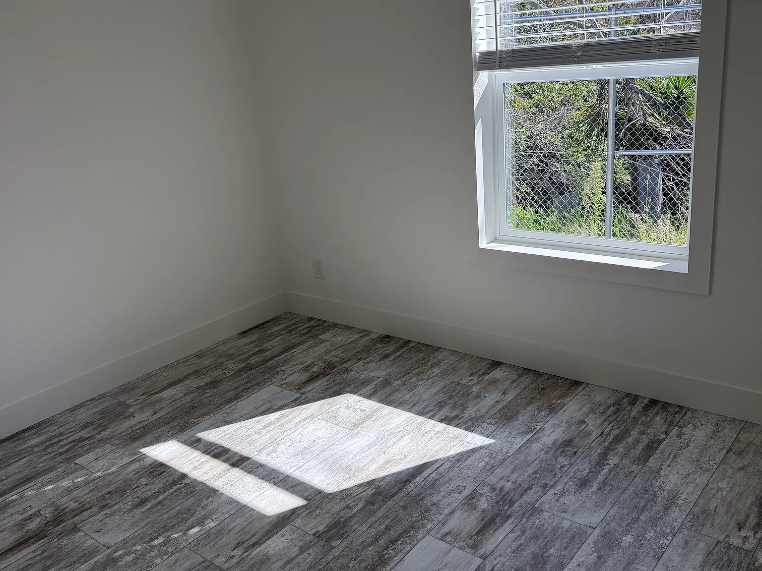 296 N Hope Ave — Photo 3