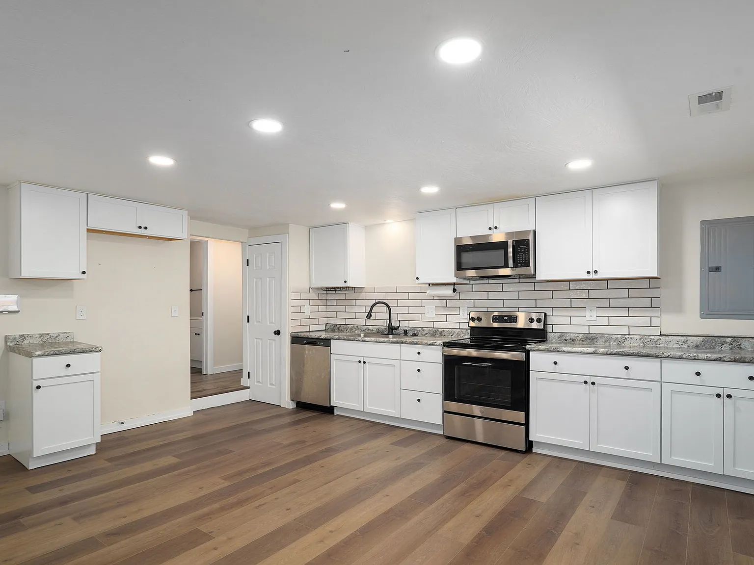 2 bed, 835 sqft, $1,300 — Photo 4