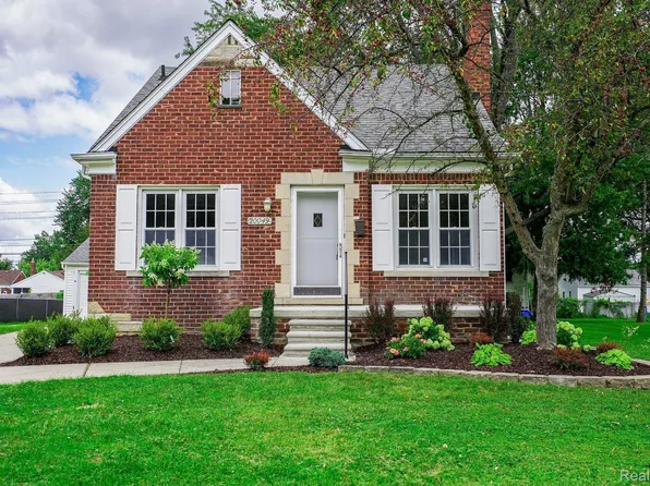 20049 Huntington Ave, Harper Woods, MI 48225
