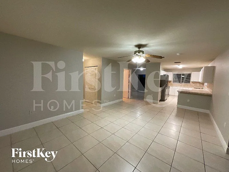 4 bed, 2.0 bath, 2658 sqft, $3,875 — Photo 2
